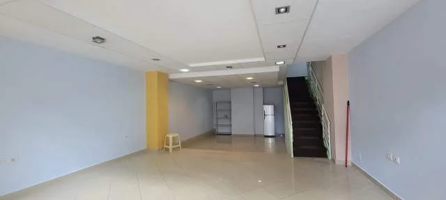 Tirane, jepet me qera ambjent biznesi Kati 0, 126 m² 1.000 Euro (Rruga e Elbasanit)