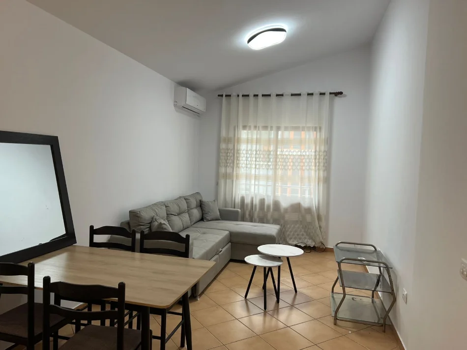 Tirane, jepet me qera apartament 3+1+Ballkon Kati 4, 99 m² 550 € (Prane universitet marin barleti)