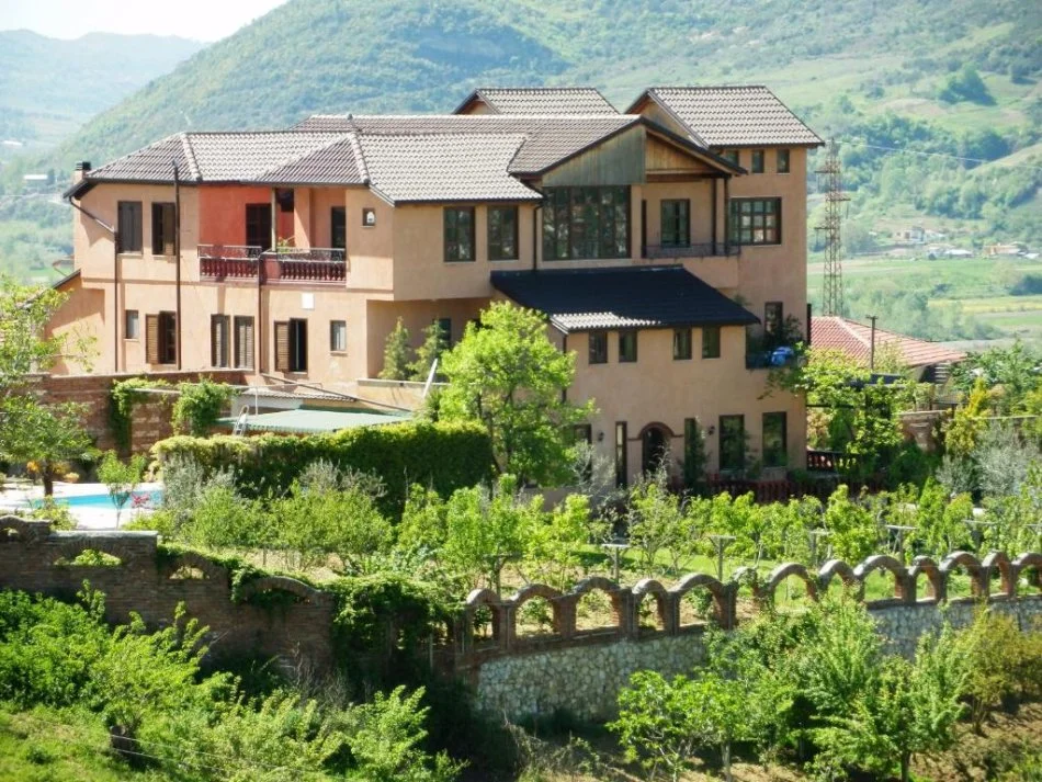 Tirane, shitet hotel Kati 3, 10.982 m² 1.500.000 € (Peze)