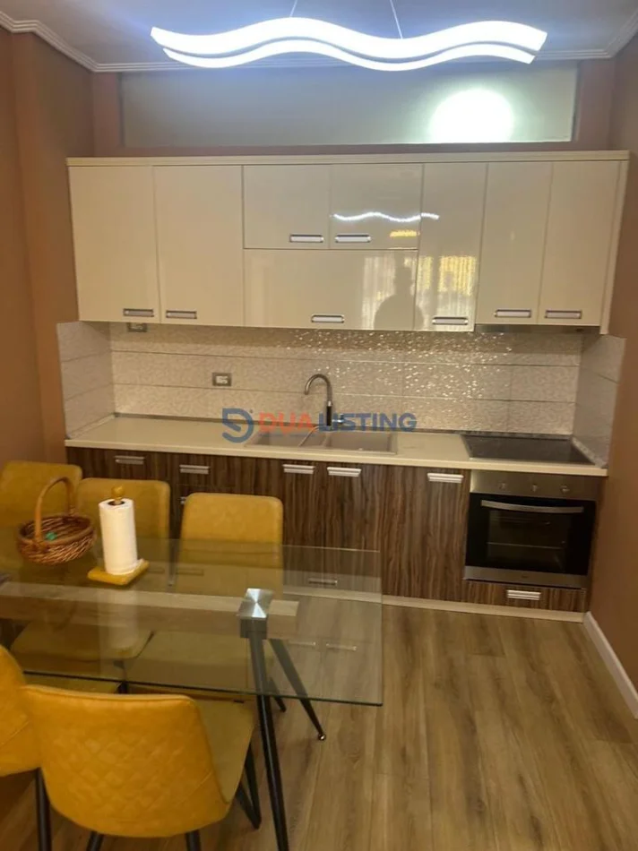 Tirane, jepet me qera apartament 2+1 , 87 m² 700 € 