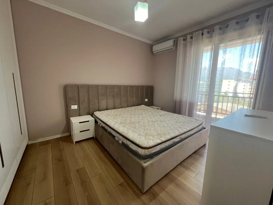 Tirane, jepet me qera apartament 2+1+Aneks+Ballkon Kati 4, 110 m² 700 € (rruga dibres)