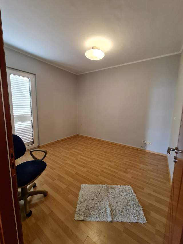 Tirane, jepet me qera apartament duplex 4+1+BLK Kati 4, 196 m² 1.500 Euro (Komuna Parisit)