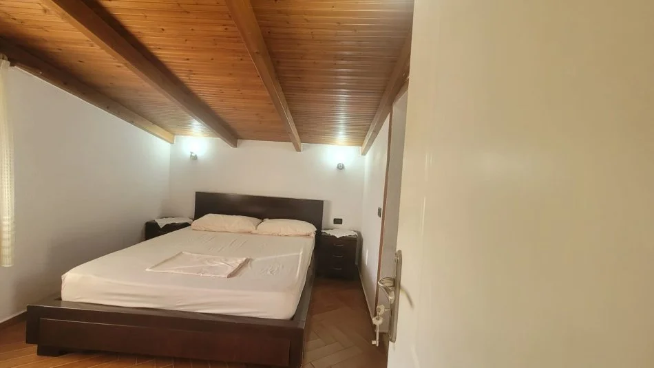 Tirane, jepet me qera apartament 3+1+Ballkon Kati 3, 167 m² 800 € (prane Fakultetit Ekonomik)