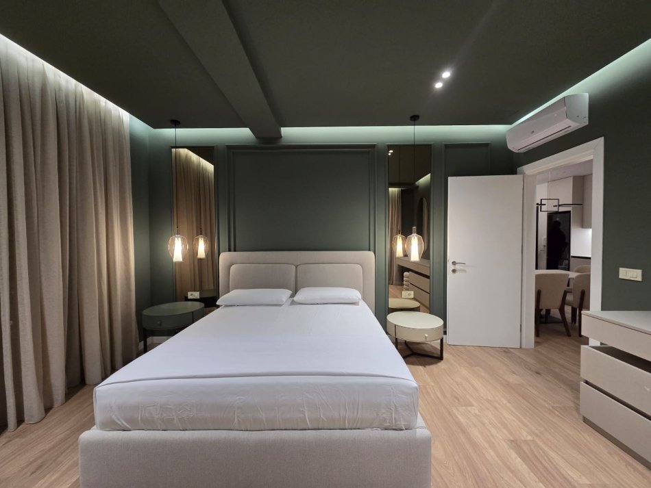 Tirane, jepet me qera apartament 2+1+Ballkon Kati 6, 104 m² 1.500 € (Golden Tower)