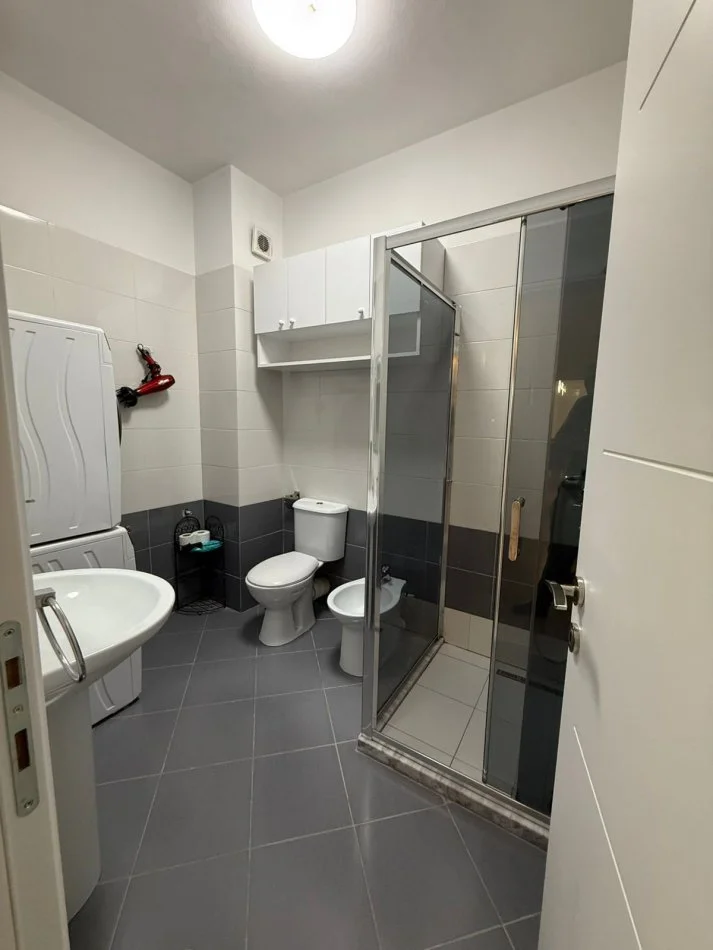 Tirane, jepet me qera apartament 2+1+Ballkon Kati 2, 750 € (Stacioni Trenit)