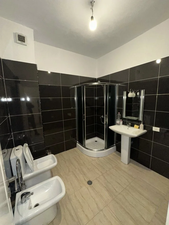 Durres, jepet me qera apartament 1+1+Ballkon Kati 1, 500 € (STACIONI TRENIT)