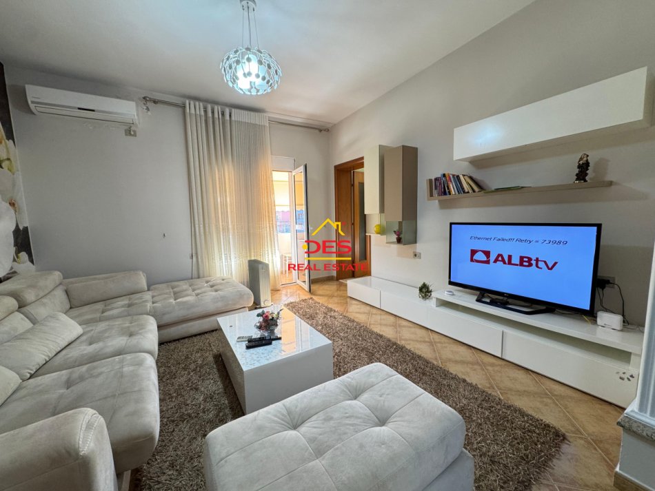 Vlore, jepet me qera apartament 2+1+Ballkon Kati 3, 90 m² 400 € (Rruga Sadik Zotaj)