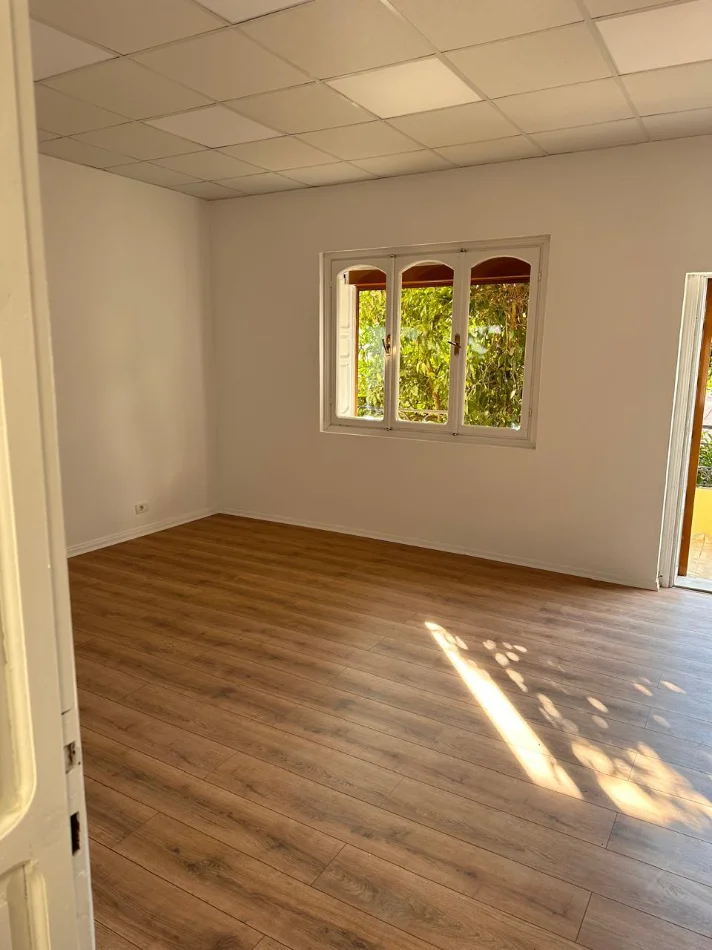 Tirane, jepet me qera aktivitet biznesi , 300 m² 1.200 € (Xhamllik)