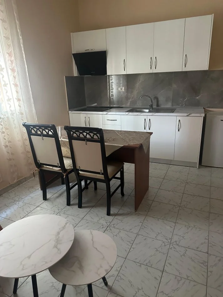 Tirane, jepet me qera apartament 1+1+Ballkon Kati 2, 60 m² 500 € 