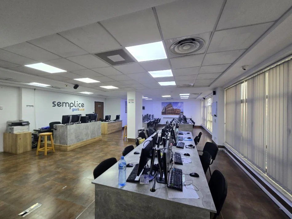 Tirane, jepet me qera ambjent biznesi Kati 3, 230 m² 2.600 € (RRUGA E BARRIKADAVE)