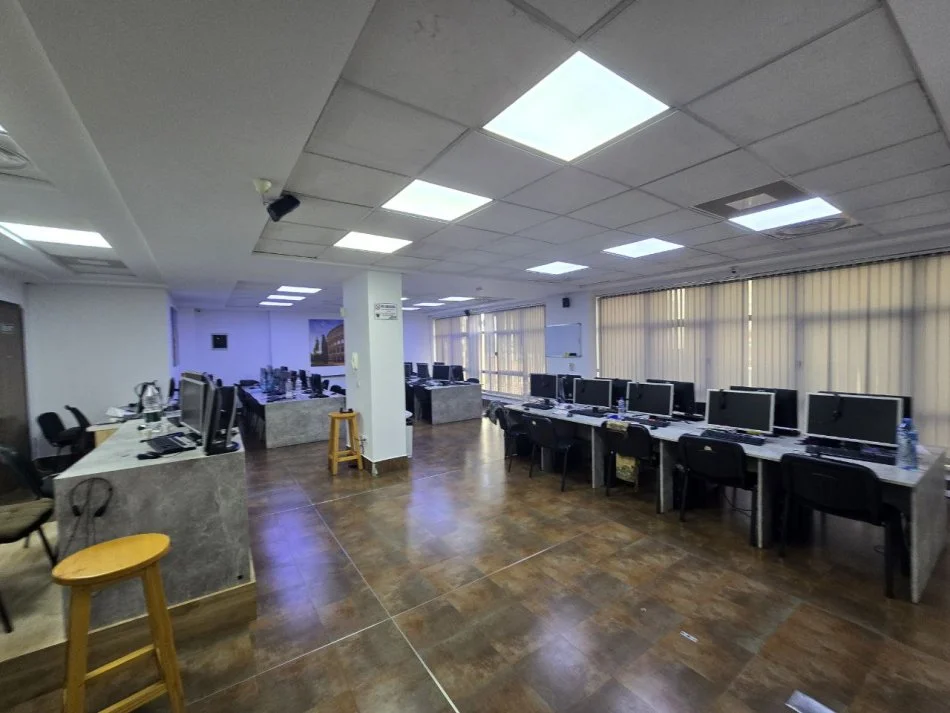 Tirane, jepet me qera ambjent biznesi Kati 3, 230 m² 2.600 € (RRUGA E BARRIKADAVE)