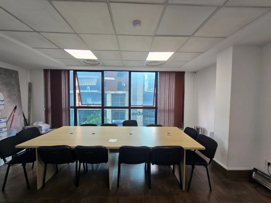Tirane, jepet me qera ambjent biznesi Kati 3, 230 m² 2.600 € (RRUGA E BARRIKADAVE)