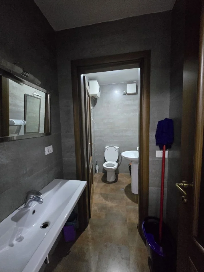 Tirane, jepet me qera ambjent biznesi Kati 3, 230 m² 2.600 € (RRUGA E BARRIKADAVE)