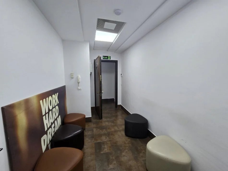 Tirane, jepet me qera ambjent biznesi Kati 3, 230 m² 2.600 € (RRUGA E BARRIKADAVE)