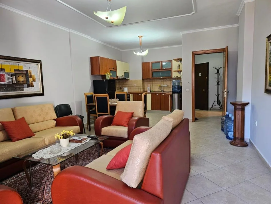 Tirane, jepet me qera apartament 2+1+Ballkon Kati 3, 600 € (Tek shkolla Siri Kodra)