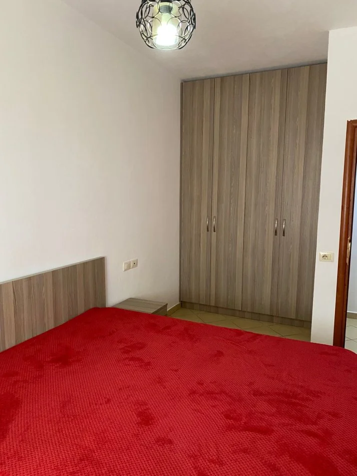 Tirane, jepet me qera apartament 1+1+Ballkon Kati 4, 65 m² 400 € (Astir prane xhamero bar)