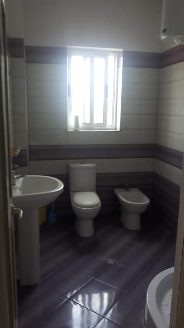 Tirane, jepet me qera shtepi 1+1 Kati 2, 60 m² 300 Euro (Laprake)