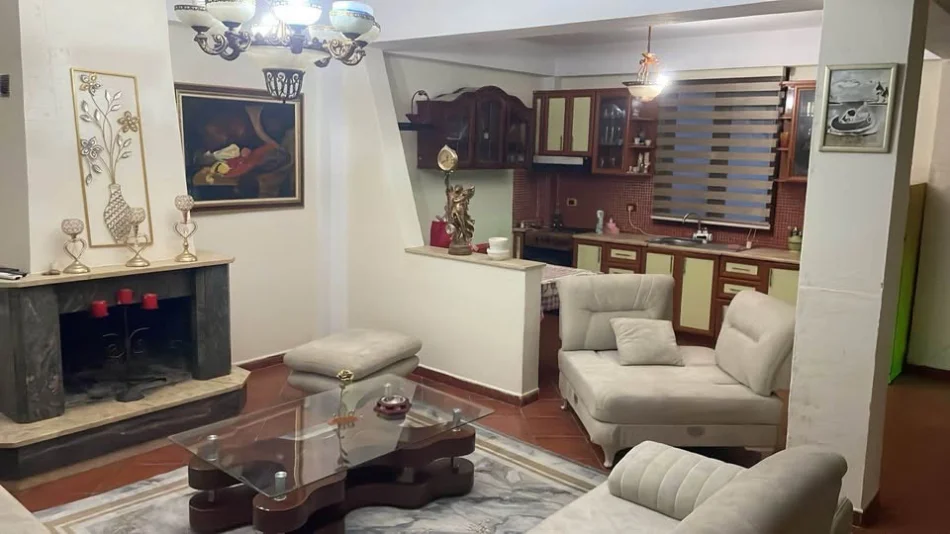 Tirane, jepet me qera apartament 2+1 Kati 3, 150 m² 600 € (Brryl tek Materniteti i Ri)