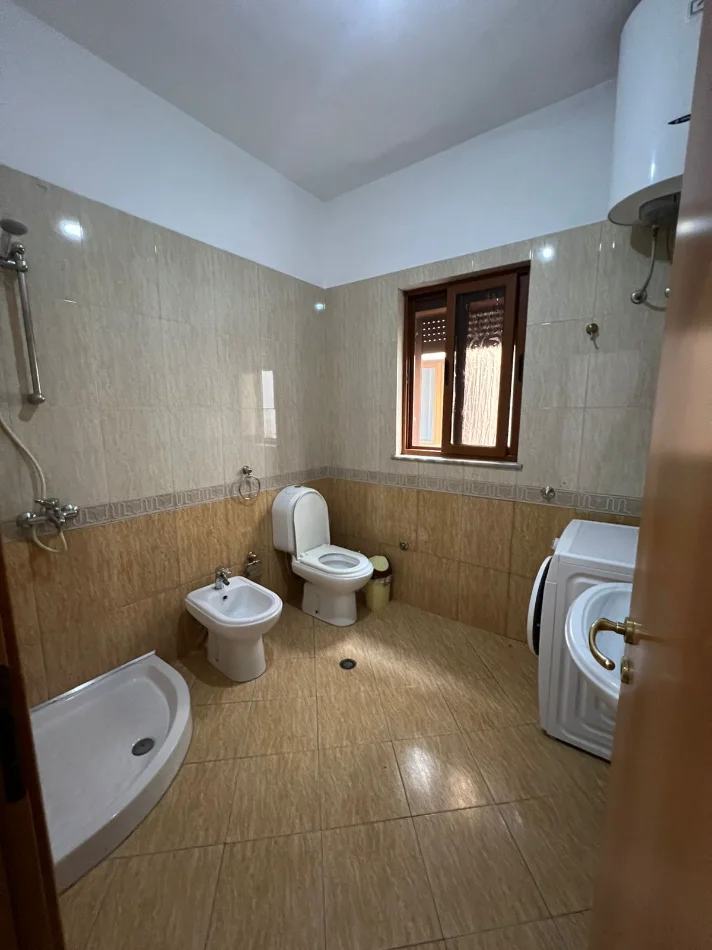 Tirane, jepet me qera shtepi 1+1 Kati 1, 73 m² 500 € (Astir)