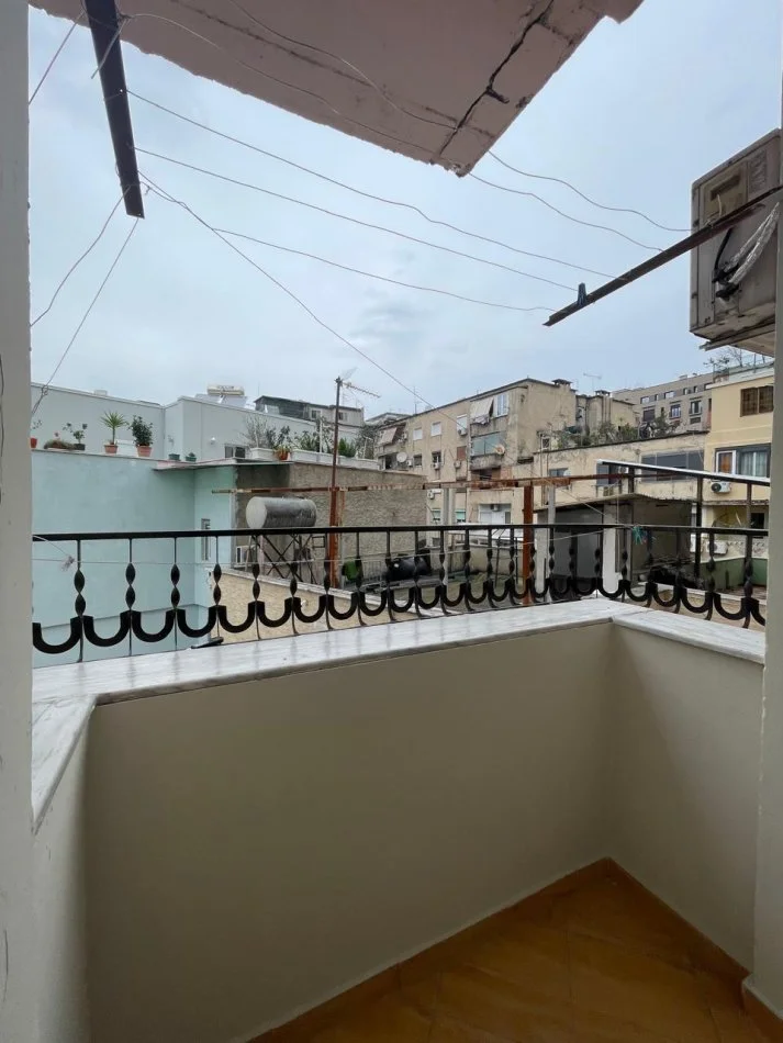 Tirane, jepet me qera 2+1 Kati 3, 85 m² 700 € (Prane Universitetit Ufo)