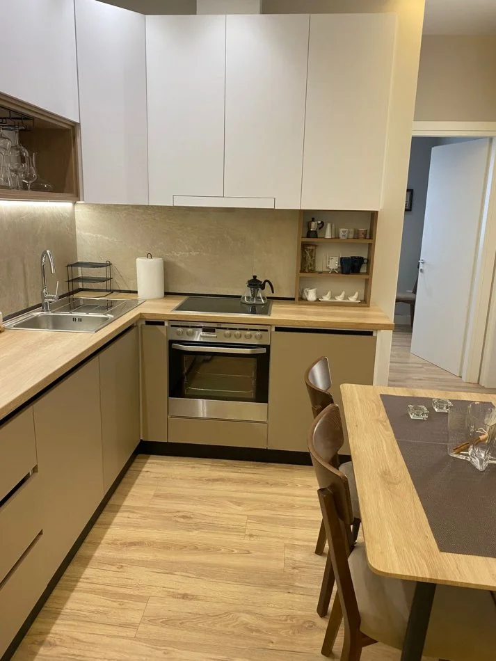 Tirane, jepet me qera apartament 2+1+Ballkon Kati 7, 85 m² 800 € 