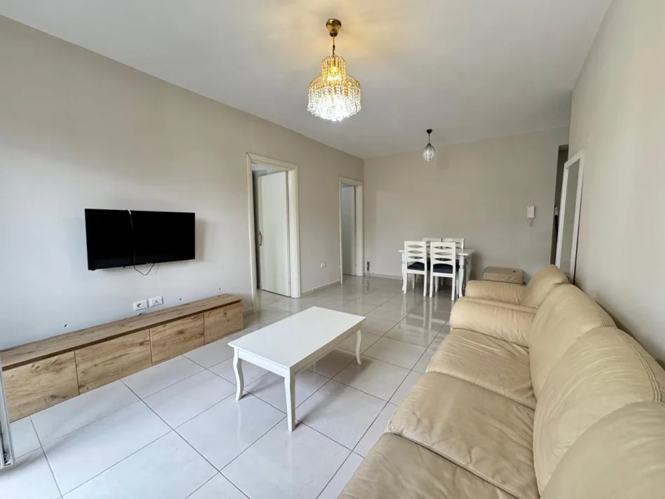 Tirane, jepet me qera apartament 2+1+Ballkon Kati 3, 100 m² 650 € 