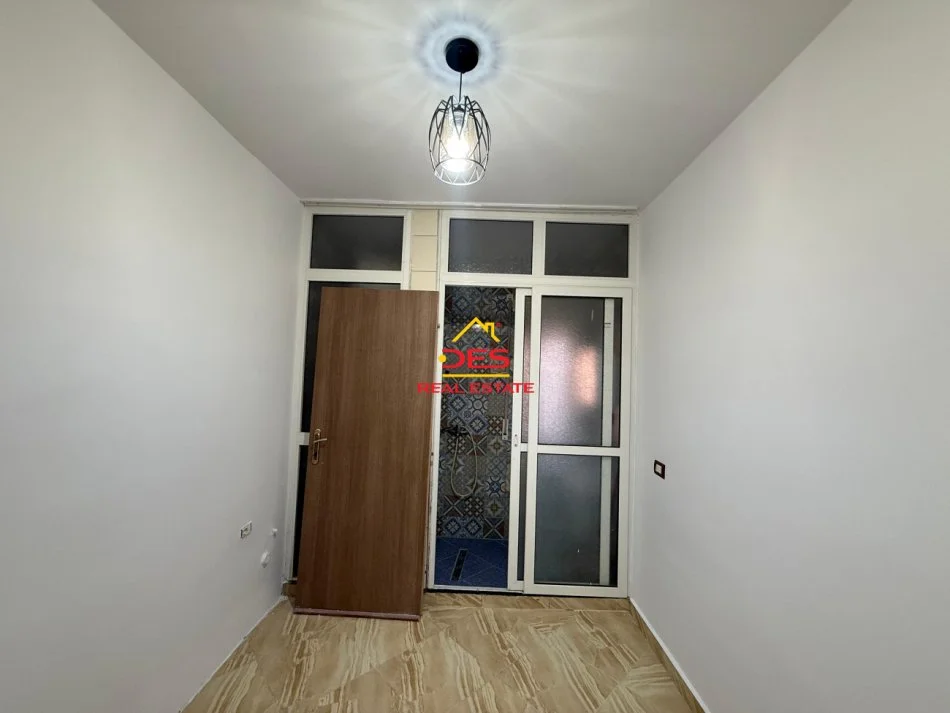 Vlore, jepet me qera apartament 2+1+Ballkon Kati 3, 72 m² 158.000 € (Rruga Murat Tërbaçi)