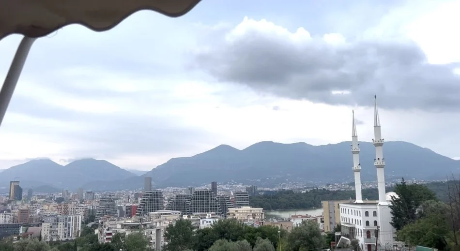 Tirane, jepet me qera apartament 1+1+Ballkon Kati 2, 67 m² 600 € (Kopshti Botanik)