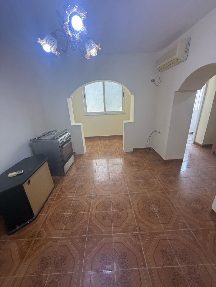 Tirane, jepet me qera apartament 2+1 Kati 1, 80 m² 330 € (Ali Demi)