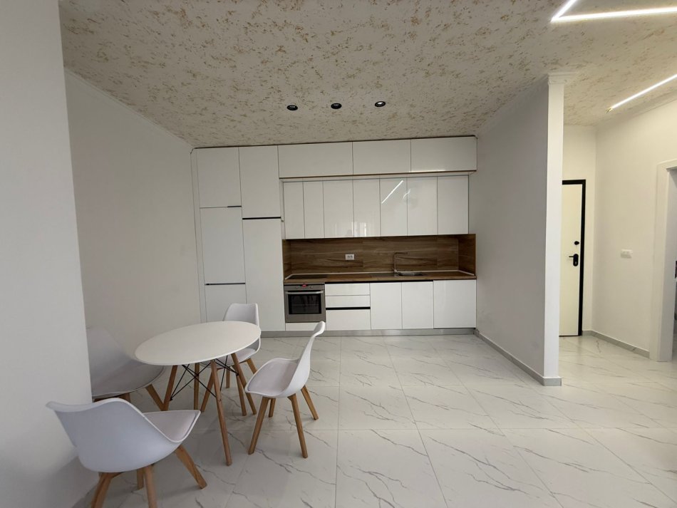Tirane, jepet me qera apartament 1+1+Ballkon Kati 1, 65 m² 700 € (Zogu i Zi)