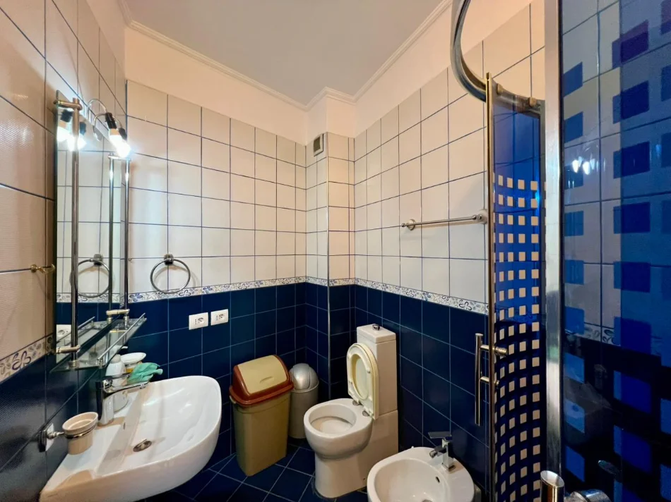 Tirane, jepet me qera apartament 2+1+Ballkon Kati 3, 125 m² 900 € (9-Katshet)