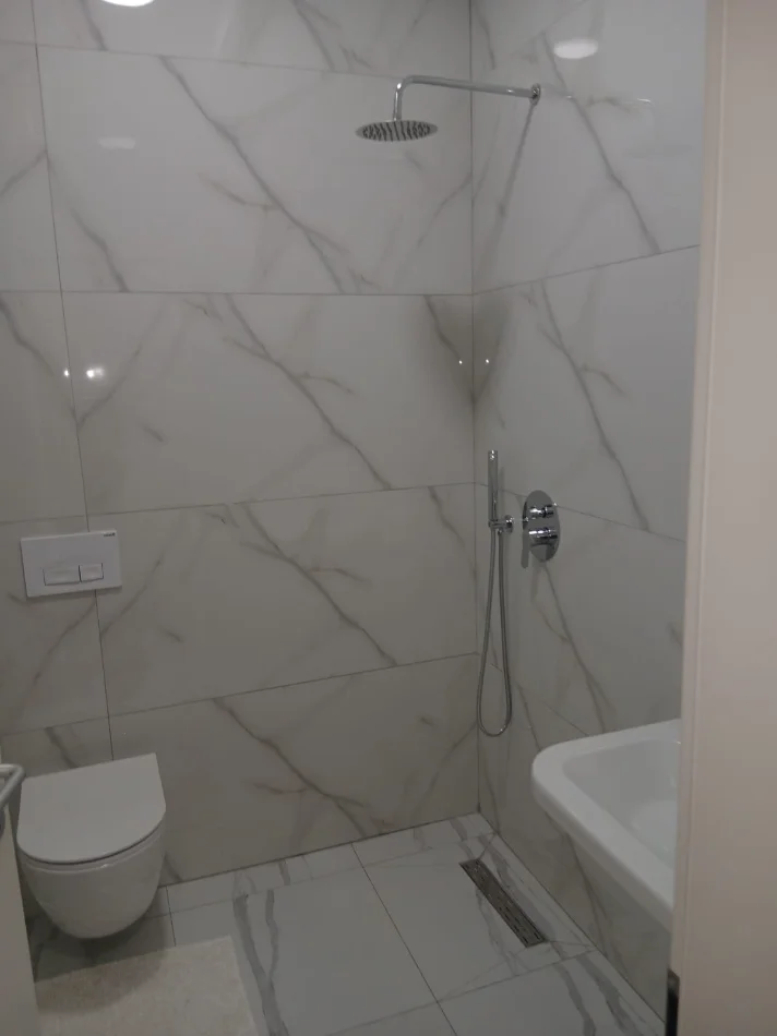 Tirane, jepet me qera apartament 2+1+Ballkon Kati 4, 92 m² 650 € 