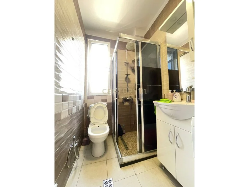 Tirane, jepet me qera apartament 1+1 Kati 4, 59 m² 500 € (ISH PARKU)