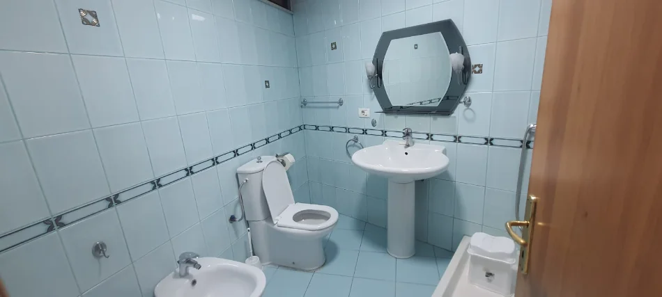 Tirane, jepet me qera zyre Kati 3, 160 m² 1.200 € (SELVIA)