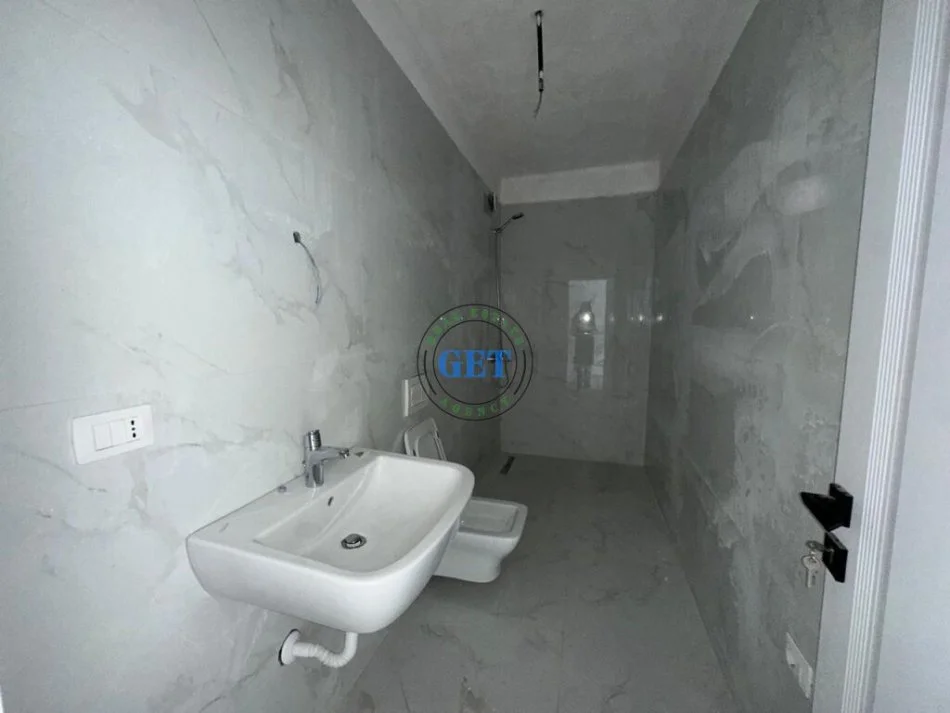 Durres, shitet apartament 2+1+Ballkon Kati 2, 103 m², 1500 euro m2  (Golem)