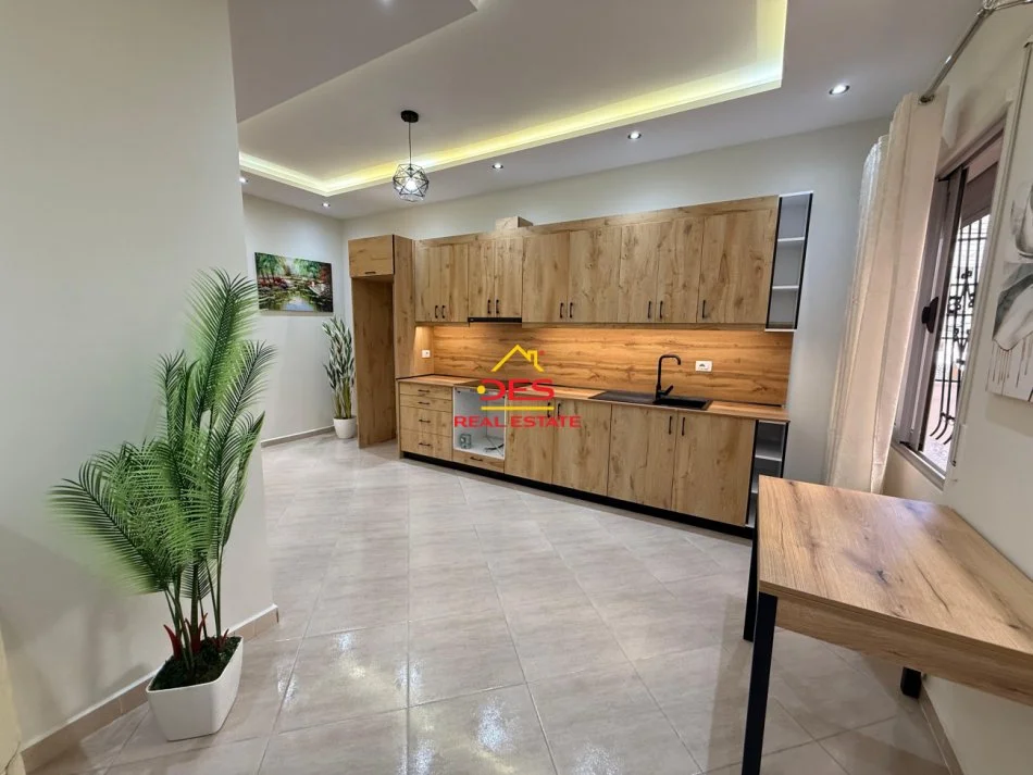 Vlore, shitet apartament 2+1+Ballkon Kati 1, 100 m² 159.000 € (Rruga Dhimitër Konomi)