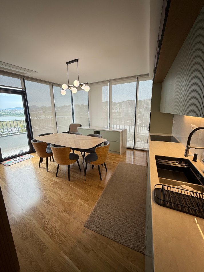 Tirane, shitet apartament 4+1+Ballkon Kati 10, 214 m² 700.000 € (Lake View)