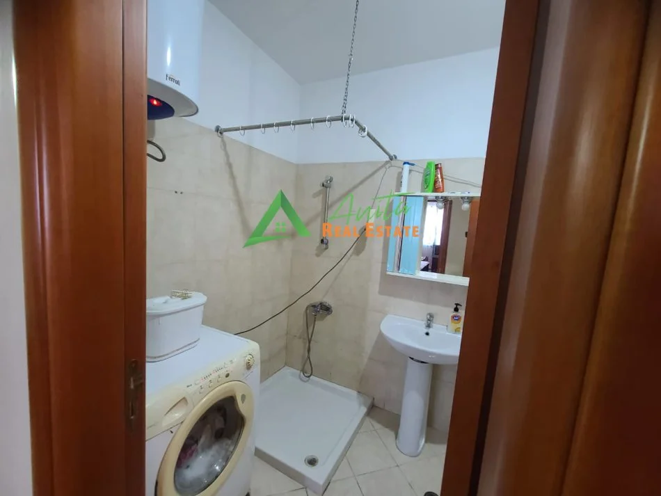 Tirane, jepet me qera apartament 1+1+Ballkon Kati 7, 70 m² 400 € (Kinostudio)
