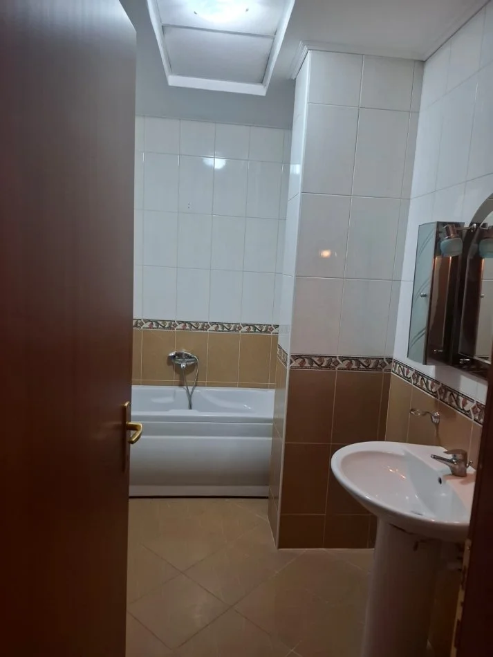 Tirane, jepet me qera apartament 2+1+Ballkon Kati 5, 120 m² 600 € (Komuna e parisit, Kristal Center , Pallati i Conad)