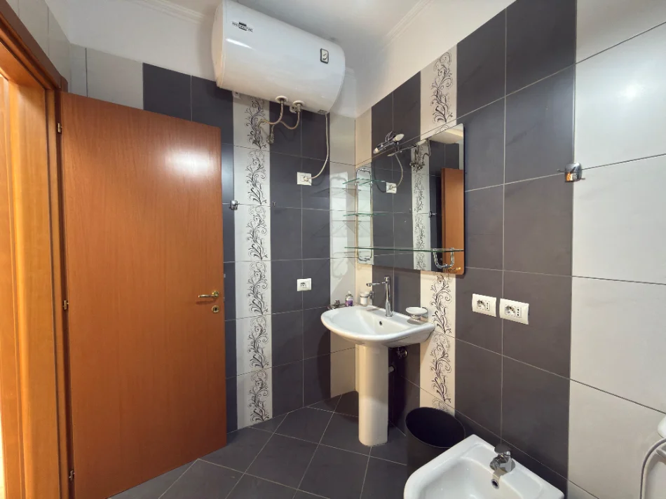 Tirane, jepet me qera apartament 2+1+Ballkon Kati 6, 125 m² 1.000 € (9 Katëshet)