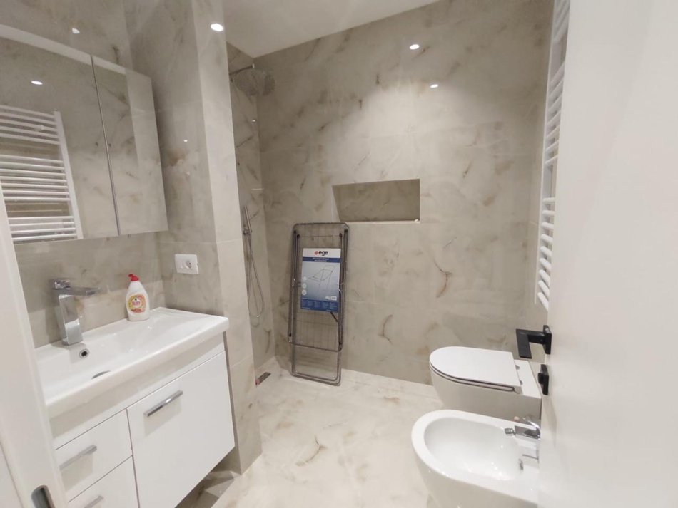 Tirane, jepet me qera apartament 2+1+Aneks+Ballkon Kati 1, 80 m² 750 € (Rruga Peti)