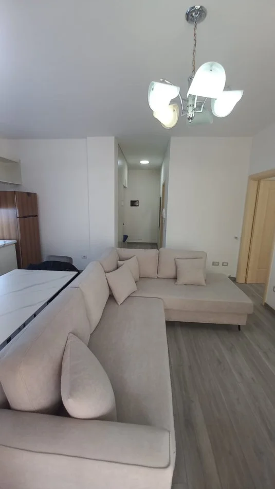 Tirane, jepet me qera apartament 2+1+Ballkon Kati 3, 96 m² 700 € (liqeni i thate)