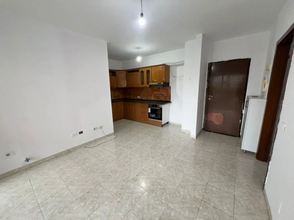 Tirane, jepet me qera apartament 1+1+Ballkon Kati 4, 55 m² 350 € (FUSHA E AVIACIONIT TE BAR AGRON)