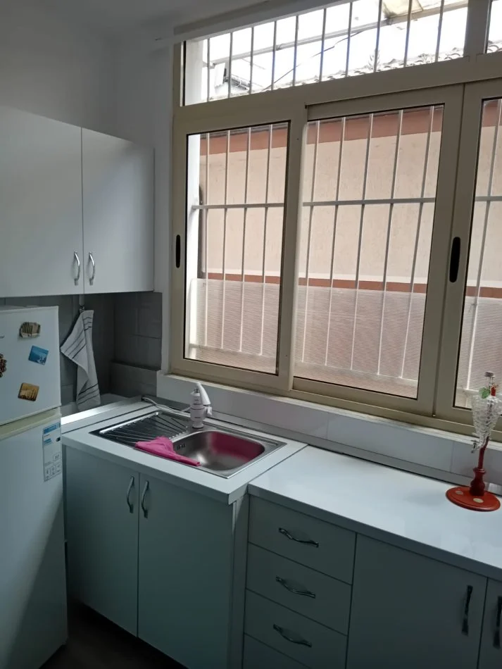 Tirane, jepet me qera apartament 1+1 Kati 1, 70 m² 500 € (PAZARI I RI)