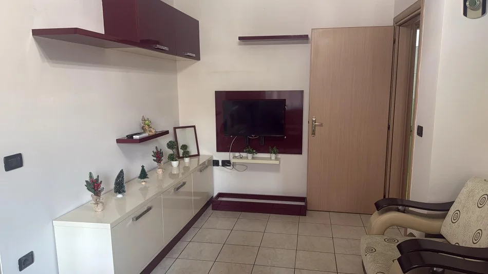 Tirane, jepet me qera apartament 2+1+Ballkon Kati 9, 90 m² 450 € (rruga teodor keko)