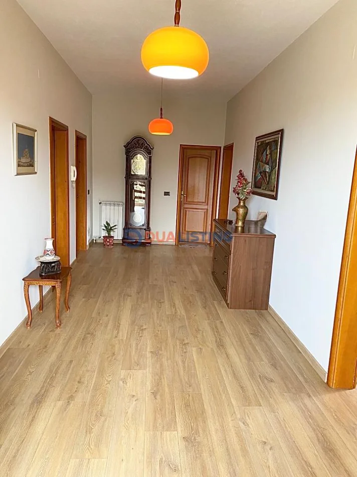 Tirane, jepet me qera apartament 3+1 , 600 € 