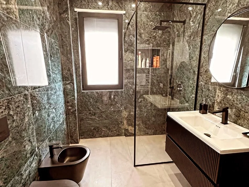 Tirane, shitet apartament 2+1 , 121 m² 369.000 € 