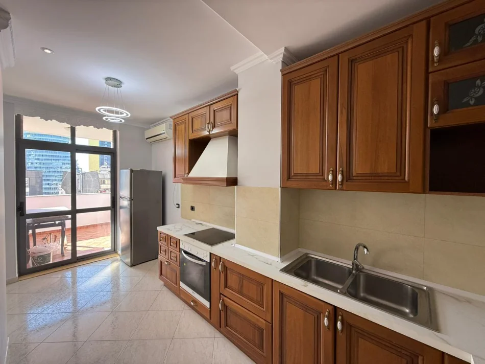 Tirane, jepet me qera apartament 2+1 Kati 7, 110 m² 750 € (prane Prokurorise se Pergjithshme.)