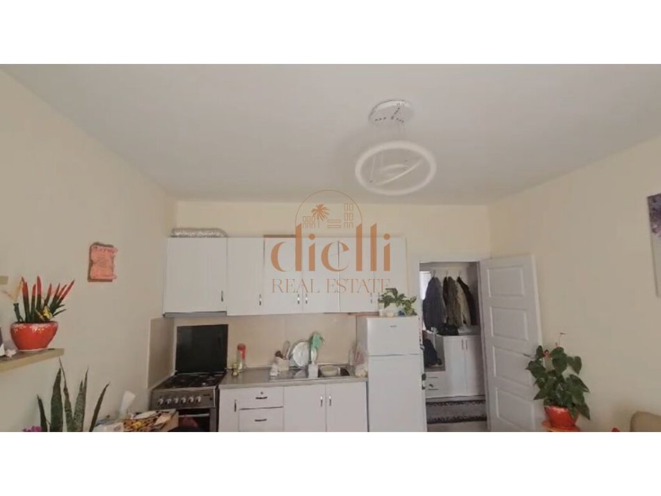 Tirane, shitet apartament 1+1+Ballkon Kati 5, 57 m² 108.000 € (ISH FUSHA E AVIACIONIT)