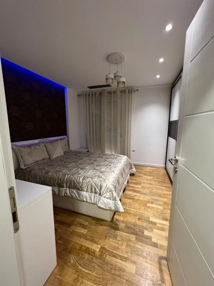 Tirane, jepet me qera apartament 2+1+Ballkon Kati 4, 99 m² 750 € (21 dhjetori)